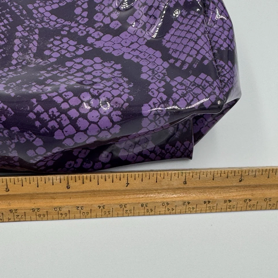 Bolso de Cosméticos Estee Lauder Púrpura Estampado Animal Piel de Serpiente Cremallera Logo Foto 4 de 4