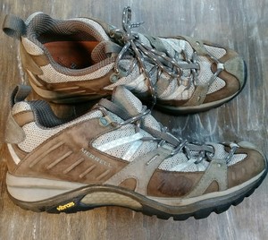 walking shoes with vibram soles