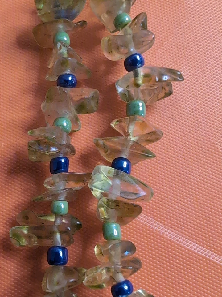 Collar colgante con dije de pájaro pavo real. Con cuentas en vidrio amarillo como cuentas  Foto 4 de 4