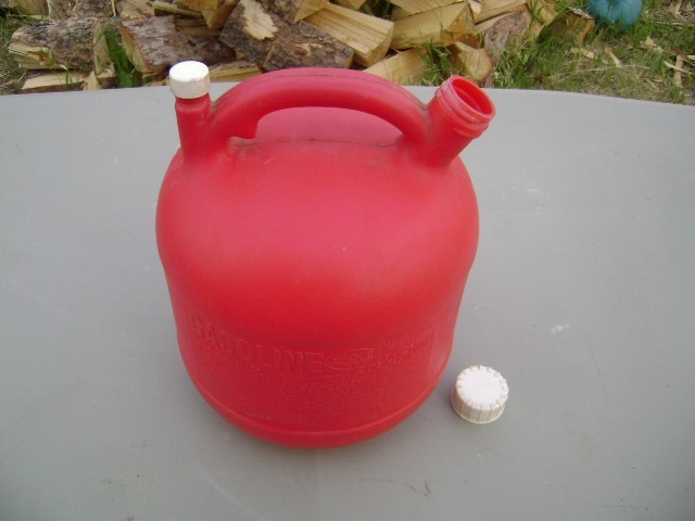 VERY NICE RED EAGLE 2.5 GALLON GAS FUEL CAN, MODEL PG-3