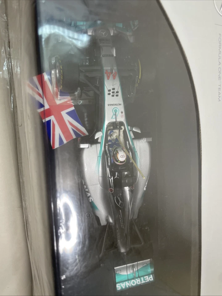 MINICHAMPS Mercedes AMG Petronas F1 Team Lewis Hamilton Abu Dhabi GP 2014 1:18 - - Photo 2/3