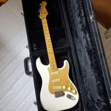 Guitarra Eléctrica Squier Classic Vibe Stratocaster Años 50 Golpeador Dorado Blanco