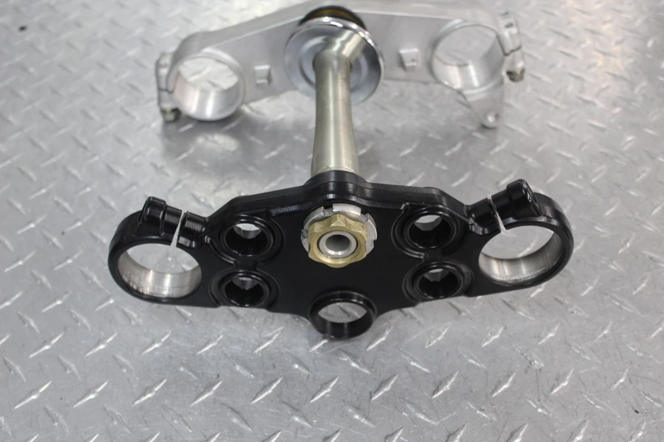 Abrazadera de horquilla delantera Suzuki Hayabusa GSX1300R 2006 triple vástago de árbol Foto 3 de 4