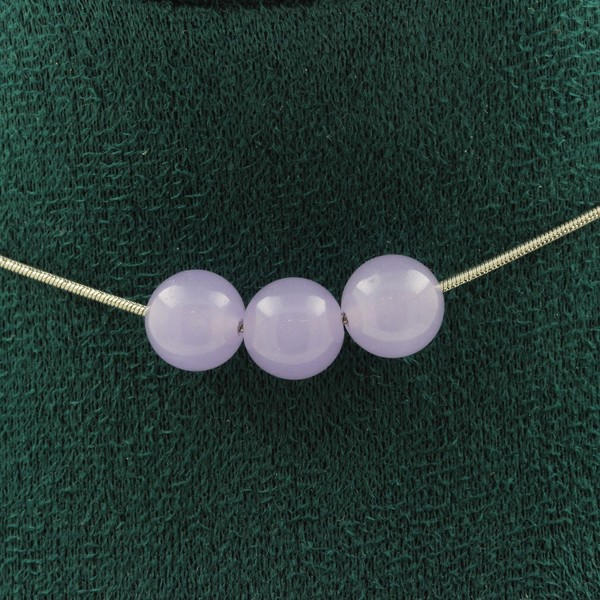 Mineralien Und Edelsteine. Halskette 3 Perlen Chalcedon Lavendel 8 Mm. Kette-image