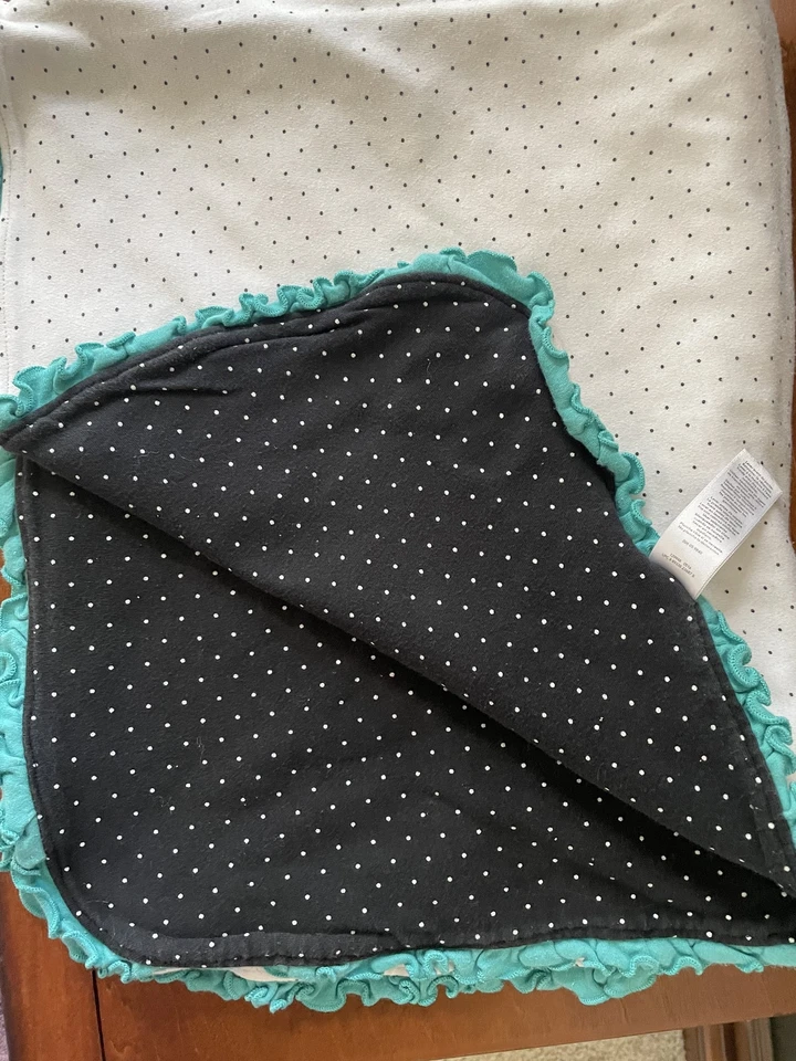 Manta de recepción de bebé Just One You Carters negra a lunares verde azulado con volantes de pájaro Foto 4 de 4