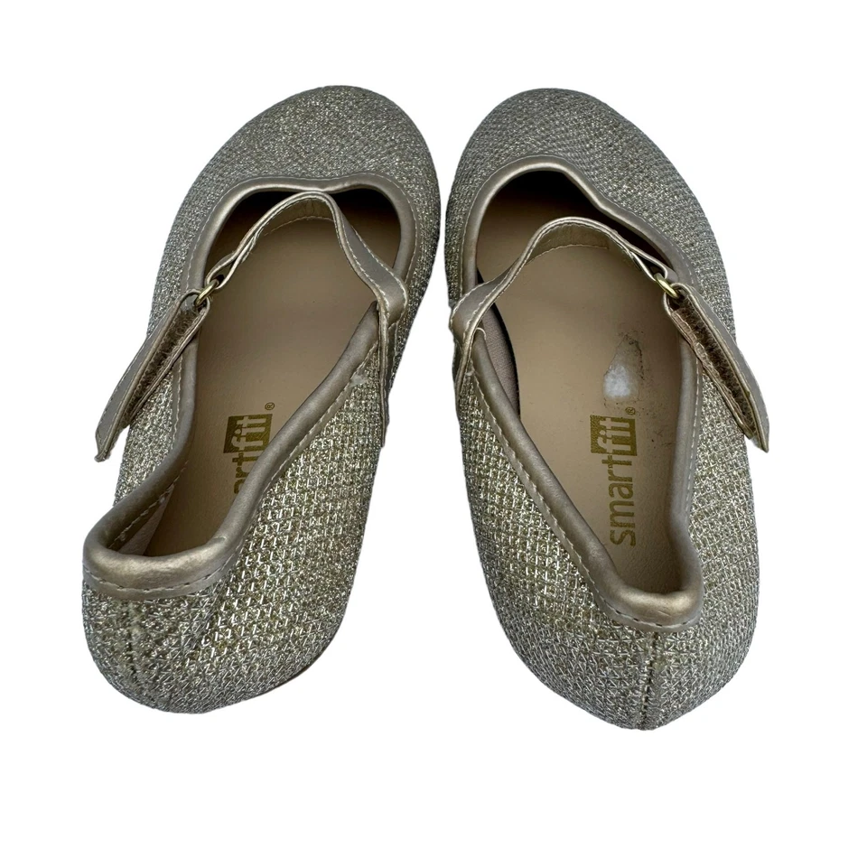Zapatos planos de fiesta Smart Fit para niñas pequeñas brillantes dorados punta redonda talla 9 Foto 3 de 4