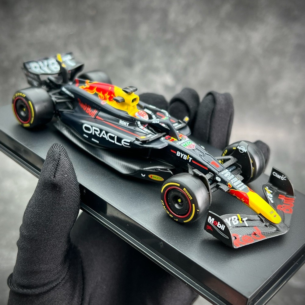 Bburago 1/43 Oracle Red Bull RB20 F1 Model 2024 #1 Max Verstappen W show case