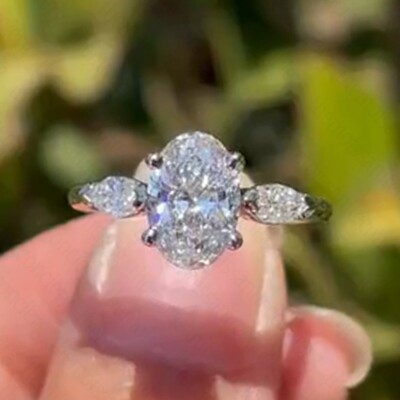 2,18 kt Ovalschliff Moissanit Drei Steine Verlobungsring in 14 K Weißgold vergoldet