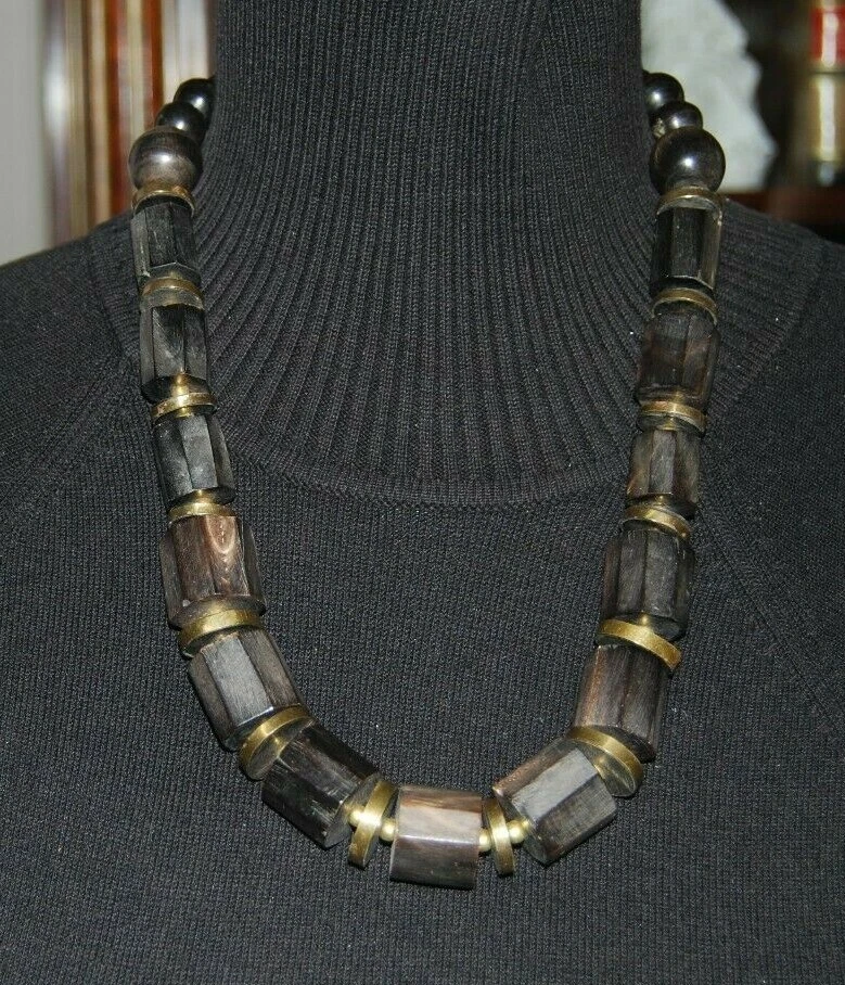 ELEGANT TRIBAL BROWN COLOR HORN AND BRASS ACCENTS STATEMENT GRADUATED NECKLACE - Image 2 of 4