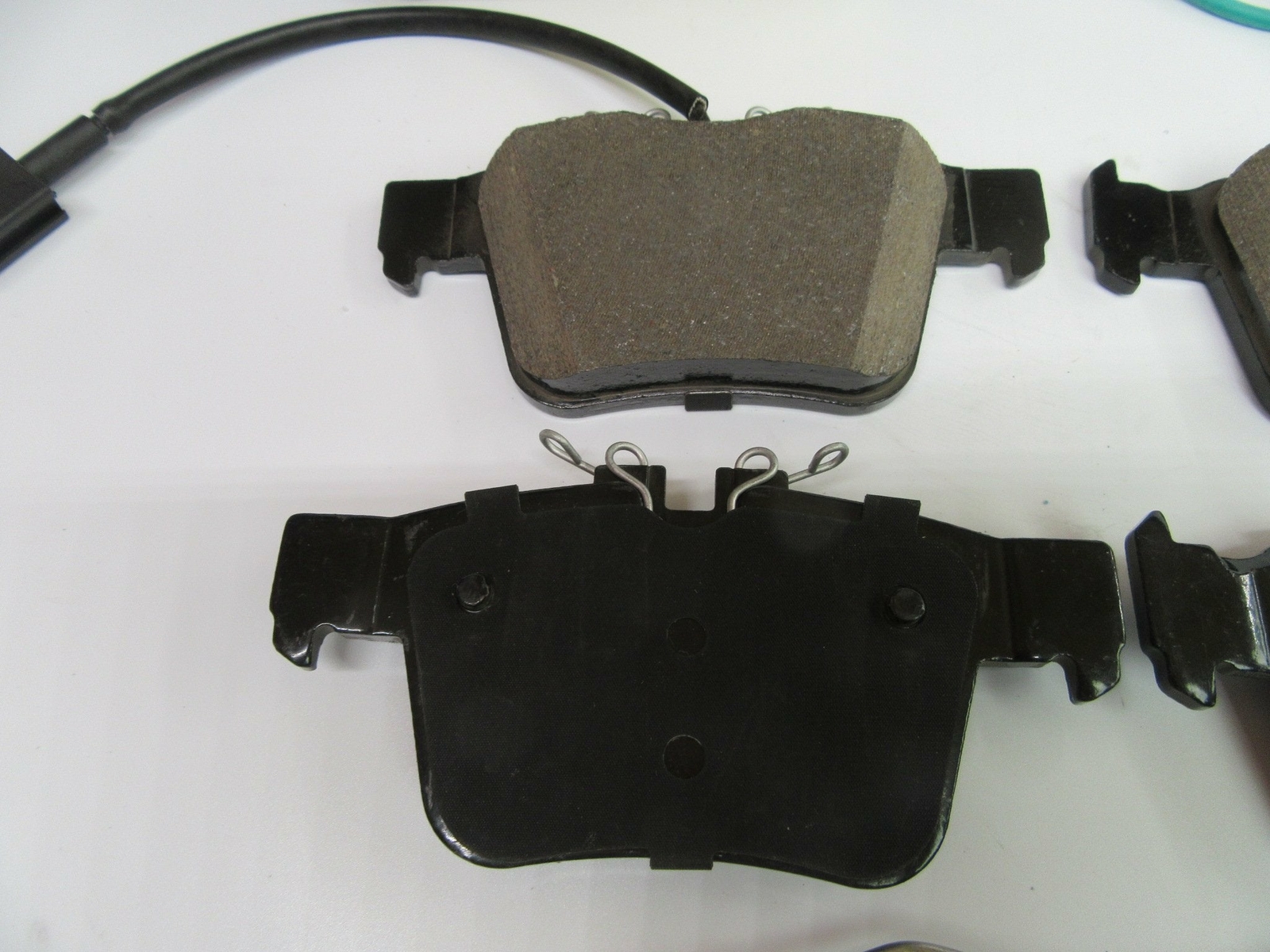 Maserati Ghibli Levante 17-21 rear brake pads + FREE OIL FILTER 513