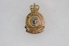 BRITISH ARMY METAL CAP BADGE ARMY CATREING CORPS QUEEN'S CROWN