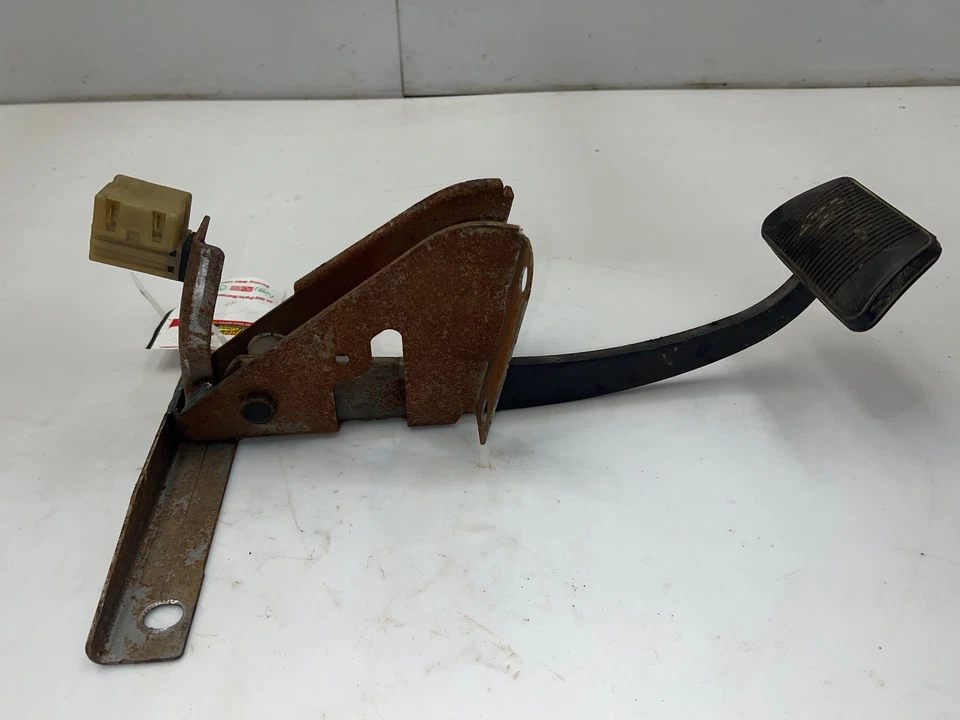 1998 1999 Jeep Cherokee Brake Pedal Assembly w/ Bracket OEM 52129061AE - Image 3 of 4