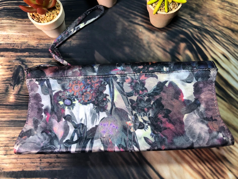 Bolso sin asas floral multicolor J. Renee se convierte en correa para el hombro. Foto 2 de 4