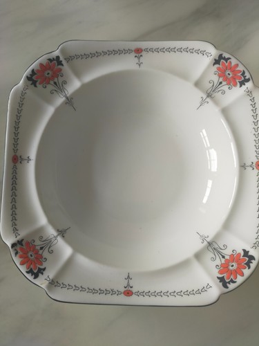 Shelley Red Daisy pattern Queen Anne shape dessert bowls and large fruit bowl - Picture 4 of 8