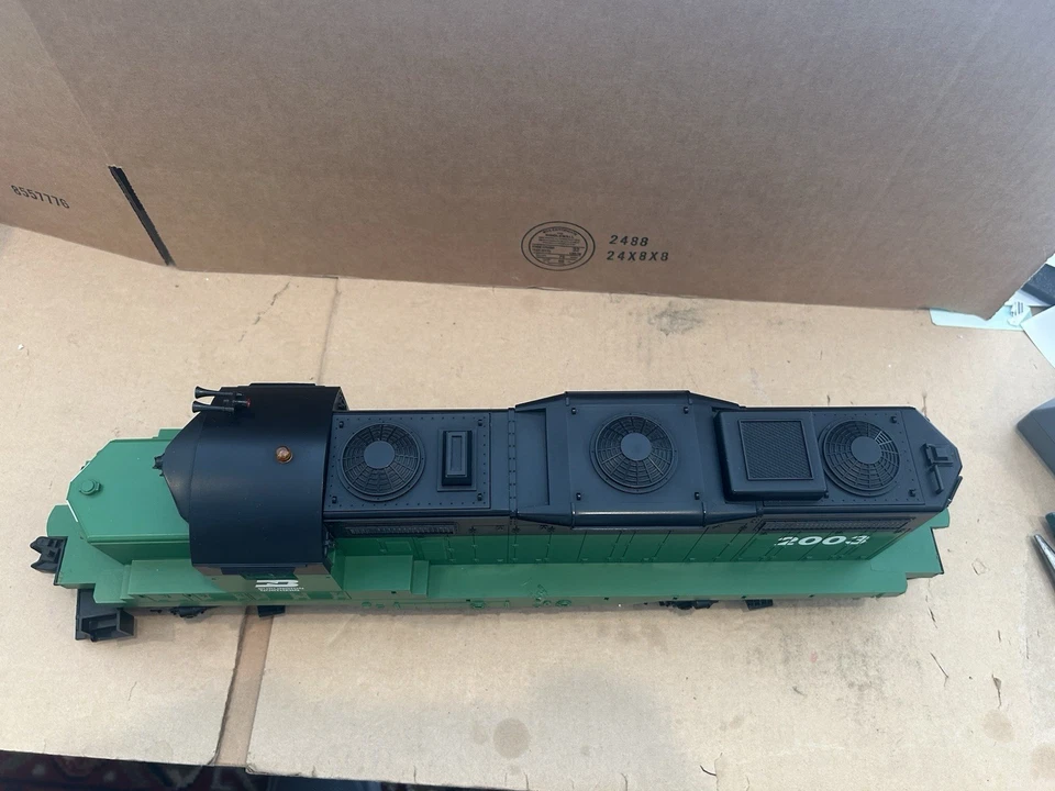 Lionel Burlington Northern GP-20 Diesel Loco, 4 Motors! Pulls 100 Cars. G Scale - Image 4 of 4