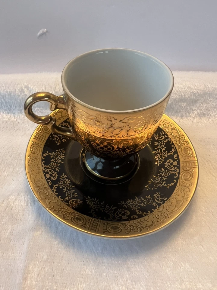 Taza y platillo Demitasse de Arnart pintado a mano negro y dorado Foto 2 de 4