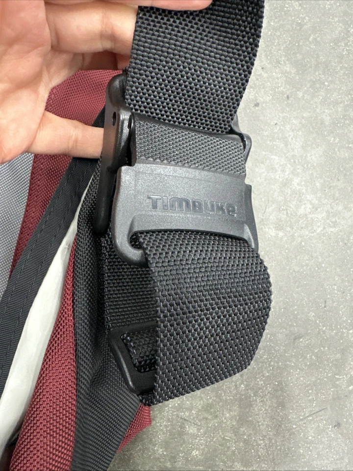 Bolsa tiracolo Timbuk2 Classic Messenger vermelha/cinza - Imagem 2 de 4