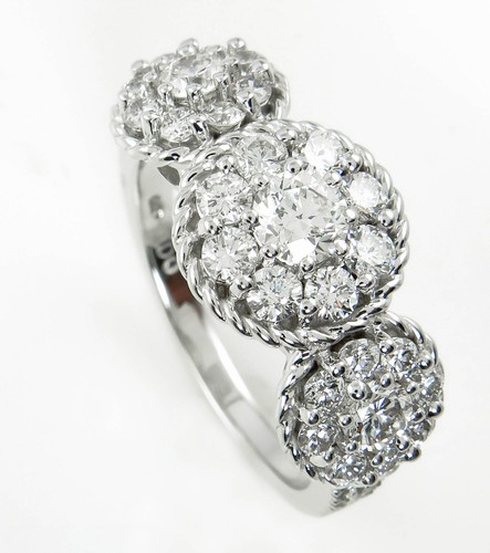 Anillo de compromiso de boda de oro blanco con racimo de 3 piedras de diamantes redondos de 1,51 quilates - Imagen 2 de 15
