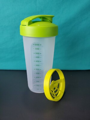 Tupperware Quick Shake Container Sheer And Verde Green New 20oz / 2.5 Cup