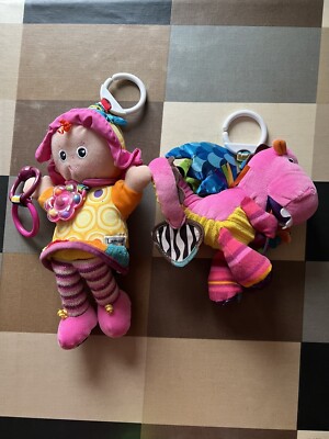 LAMAZE Babyspielzeug x 2: Emily Dolly und Dee Dee rosa Drache
