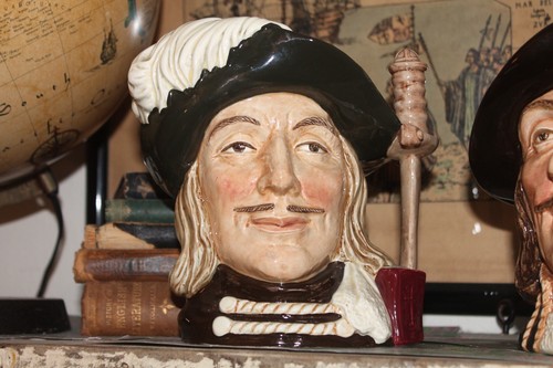 **CLEARANCE** Three Musketeers Royal Doulton Athos & Aramis Mug Jug - Set of 2 - Picture 3 of 7