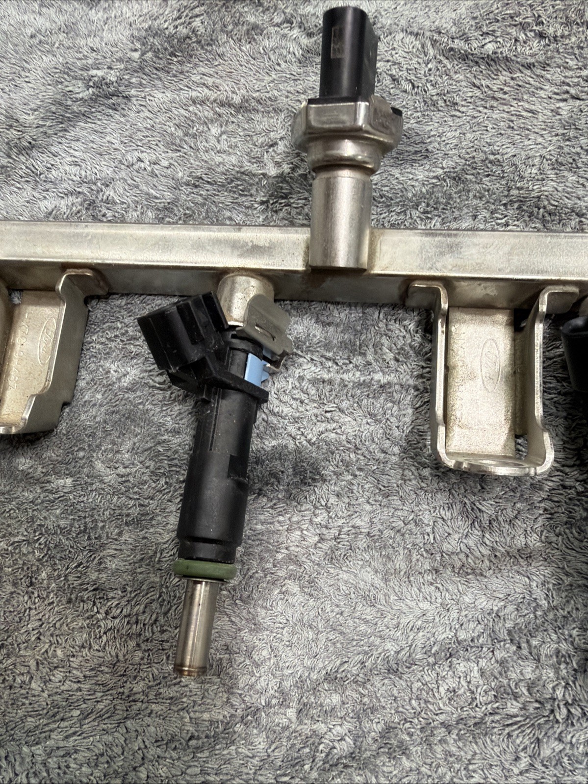 2020-2023 FORD ESCAPE 1.5L ENGINE LOWER PRESSURE FUEL RAIL RAMP & INJECTOR OEM