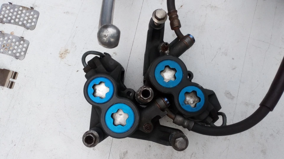 Yamaha YZF1000R Thunderace - 1997 4SV - Sistema de frenos delanteros - Pinzas de punto azul Foto 4 de 4