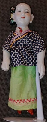 Chinesische Puppe Tracht handbemalt Porzellankopf Hände Füße Vintage
