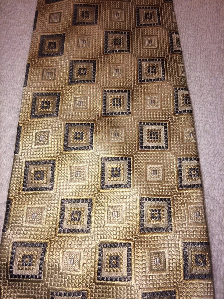 Gravata masculina UOMO DIFFERENCE BEGE AREIA COM QUADRADOS 4 X 59  - Imagem 3 de 4