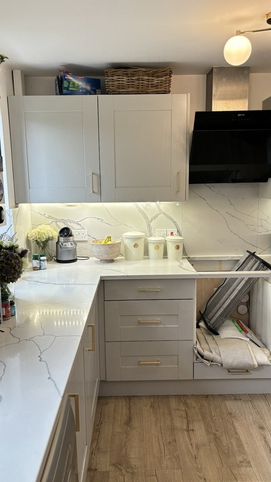 Stunning Used Kitchen Including Quartz Worktopswith Sink And Hob Cut