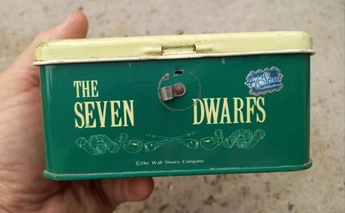 ANTIGUA RARA CAJA DE DINERO DE HOJALATA WALT DISNEY BLANCANIEVES Y LOS SIETE ENANITOS HECHA EN TAIWÁN - Imagen 5 de 8