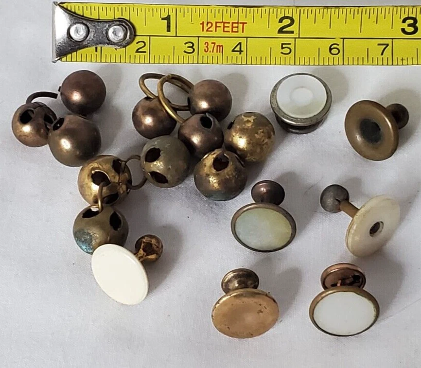 LOTE VINTAGE DE TACHUELAS CAMISAS MADREPERLA Y BOTONES REDONDOS LATÓN TONO DORADO Foto 3 de 4