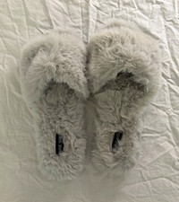 Nine West Gray Faux Fur Slip-On Slippers Open Toe Fur Trim Women  s US 9