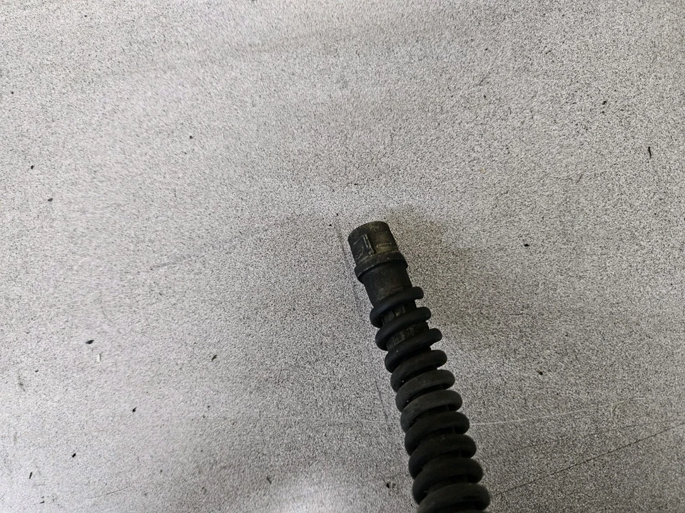 Tubo de línea de manguera de freno trasero derecho OEM Porsche Cayenne S 955 957 03-18 Foto 4 de 4