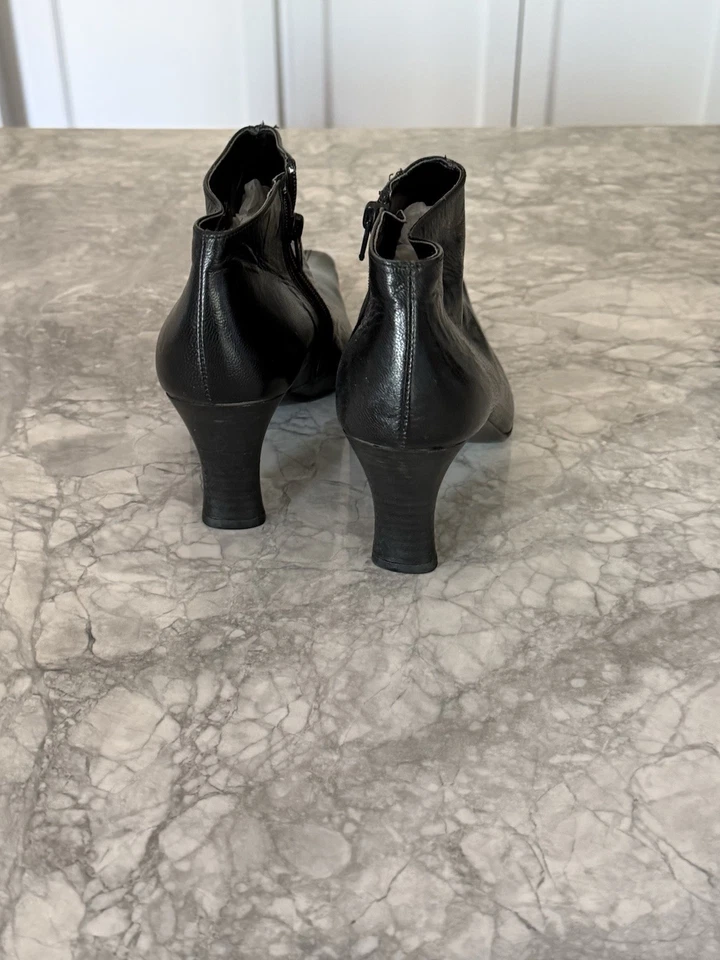 DAVID AARON BLACK LEATHER POINTED TOE Ankle Boots Made In Spain Size 8.5 - Image 4 of 4