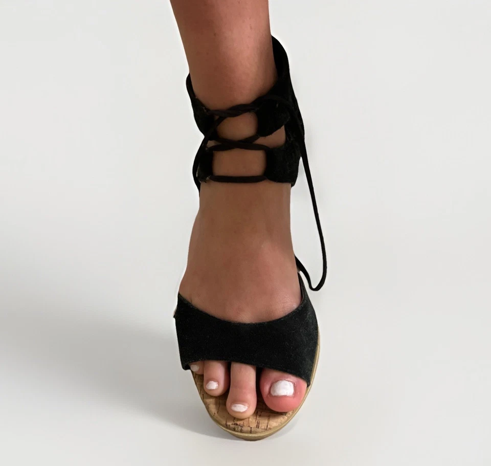 Sandália anabela Dolce Vita Gladiator feminina tamanho 7 preta camurça sintética com cadarço conforto - Imagem 3 de 4