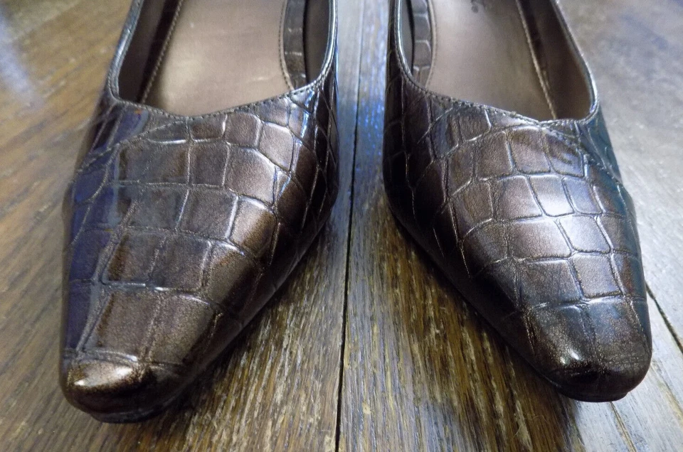 Zapatos de tacón Easy Street marrón cocodrilo en relieve de 2,5" elegantes charol sintético talla 7,5 W Foto 3 de 4