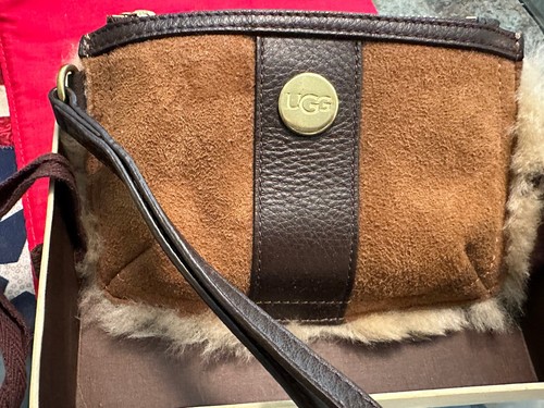 UGG PORTAFOGLIO DA POLSO IN SHEARLING CASTAGNO - 6” X 4”. - Nuovo - Foto 2 di 7