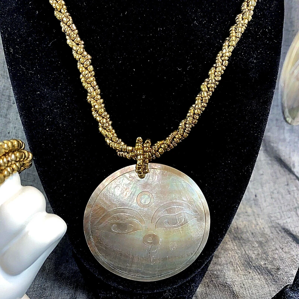 Collar, pulsera y pendientes con cuentas con acabado de madreperla y latón cara luna Foto 3 de 4