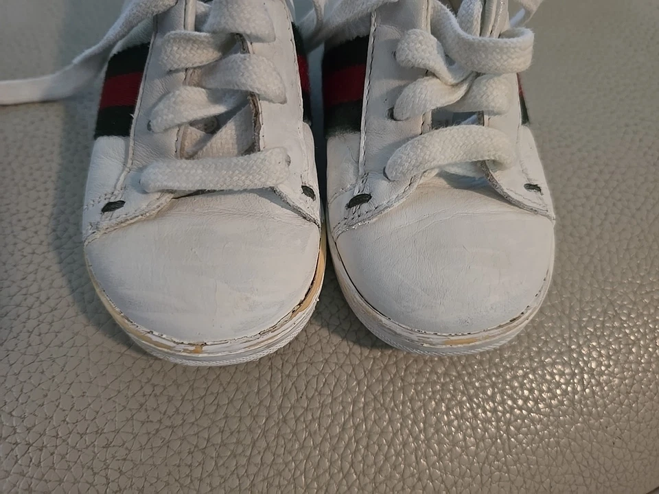 Tênis Gucci tamanho 22 branco com cadarço em estado usado - Imagem 2 de 4