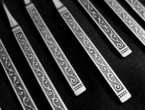 13 Oneida Ltd. SPANISH COURT Stainless Flatware OYSTER or COCKTAIL FORKS, Nice! - Picture 3 of 4