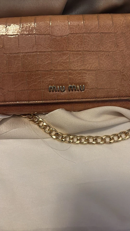 Carteira de couro com corrente Miu Miu crocodilo em relevo - Imagem 2 de 4