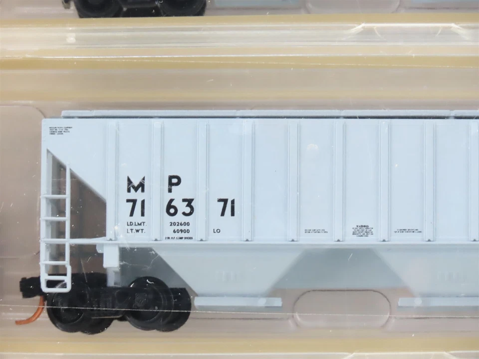 N Scale Red Caboose RN-15407 MP UP Missouri Pacific 3 Bay Covered Hopper 3 Pack - Image 4 of 4