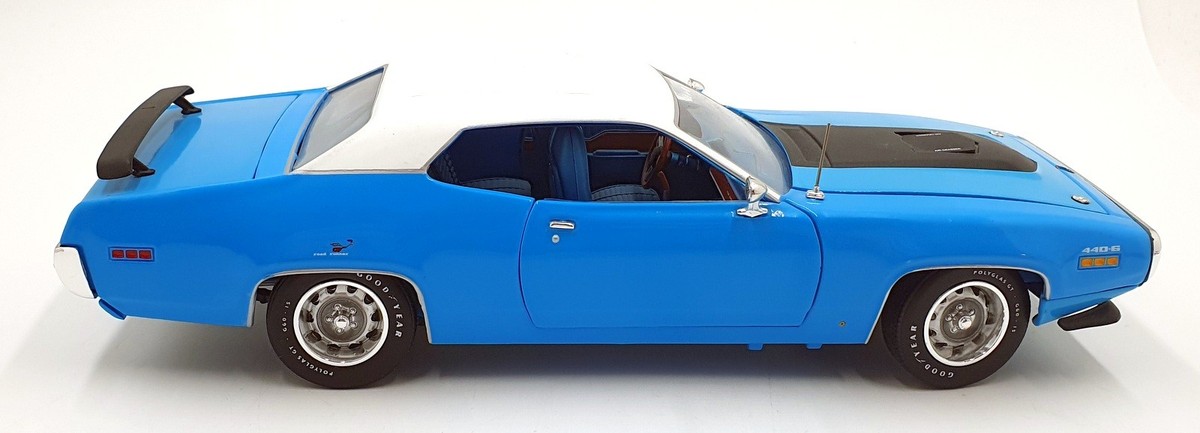 Auto World 1/18 Scale Diecast AMM1012/06 - 1971 Plymouth