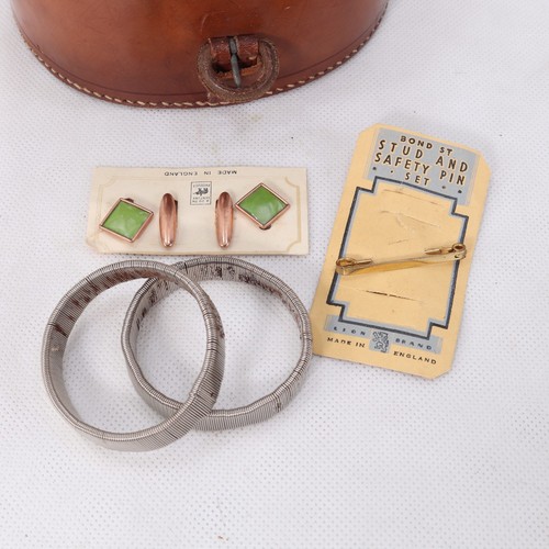 Vintage Leather Collar Box With Collars and Accessories. Horseshoe Design. - Picture 5 of 10