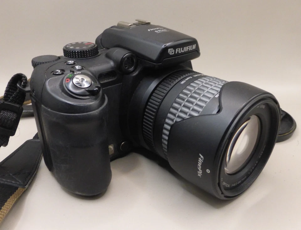 Fujifilm FinePix S Series S9500 9.0MP Digital Camera - 28-300mm lens - Image 2 of 4