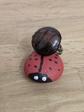 Ring mit dunklem geflochtenem Metall und Glasperle in violett/schwarz
