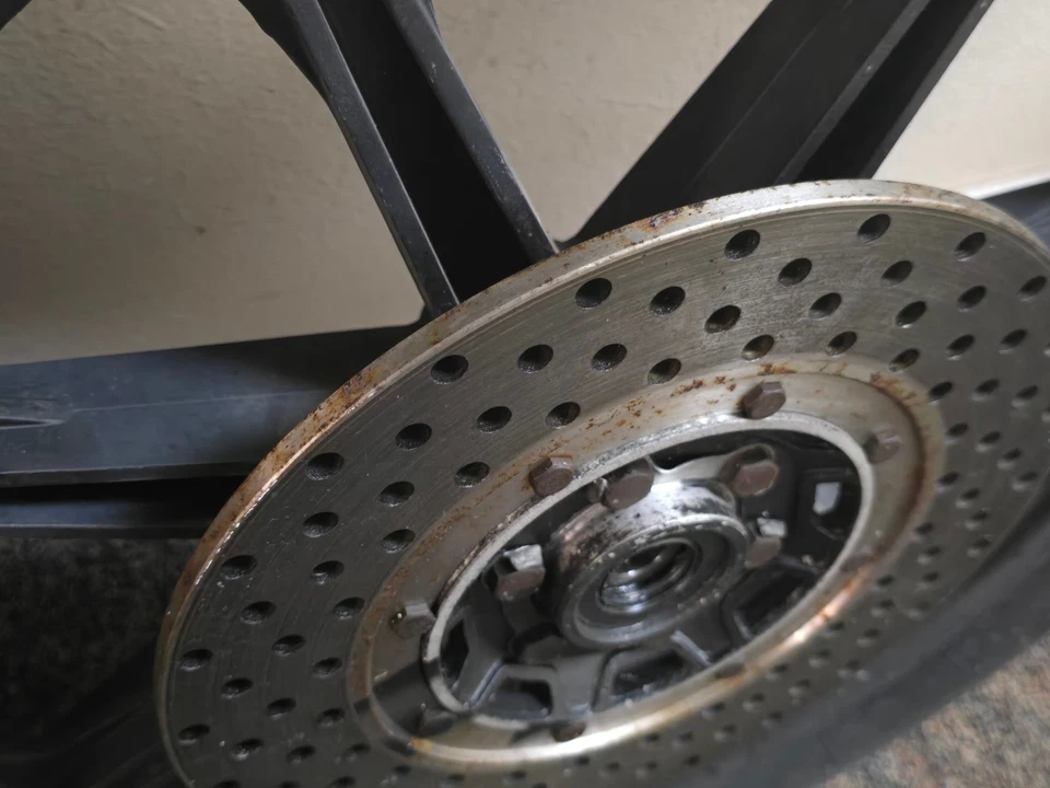 Yamaha RD400C 1976 rueda trasera 18 x 1,85" rotor Kobesteel neumático Metzler RD 400 C Foto 3 de 4