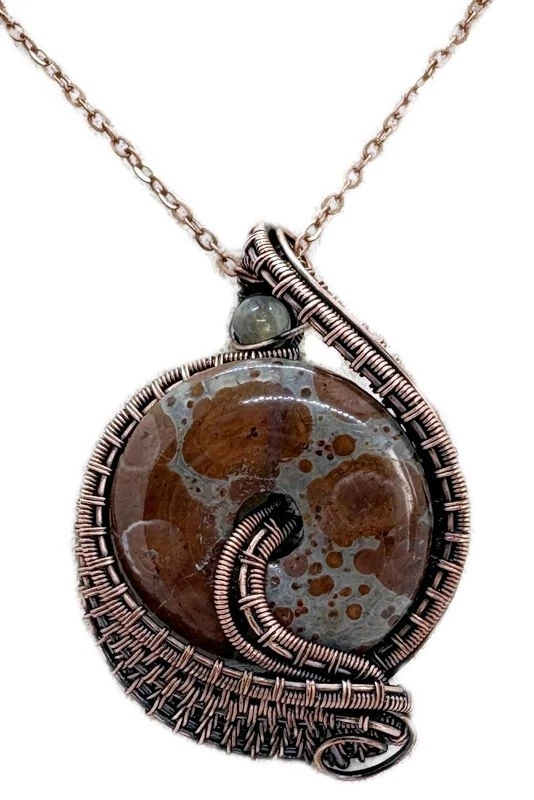 Colgante Donut Tejido de Jaspe Orbicular Artesanal con Envoltura de Alambre de Bronce Labradorita Foto 2 de 4
