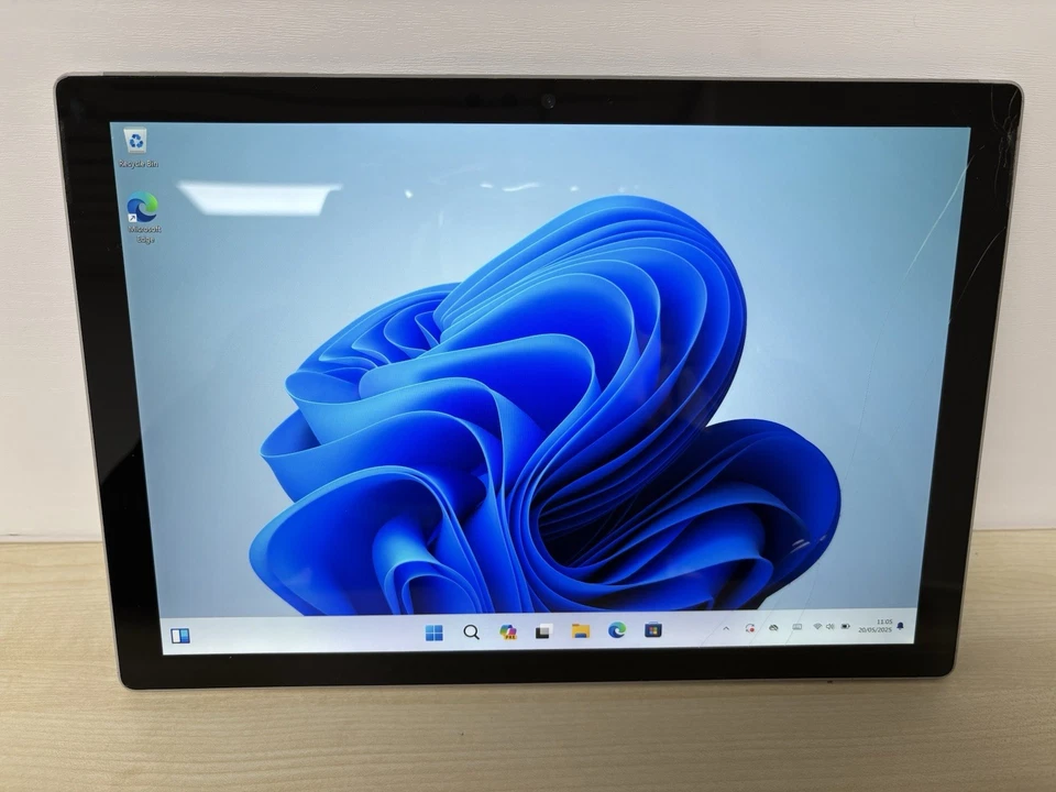 Microsoft Surface Pro 5 12.3" i5-7300U 8GB RAM 256GB SSD Cracked Screen Working - Image 4 of 4